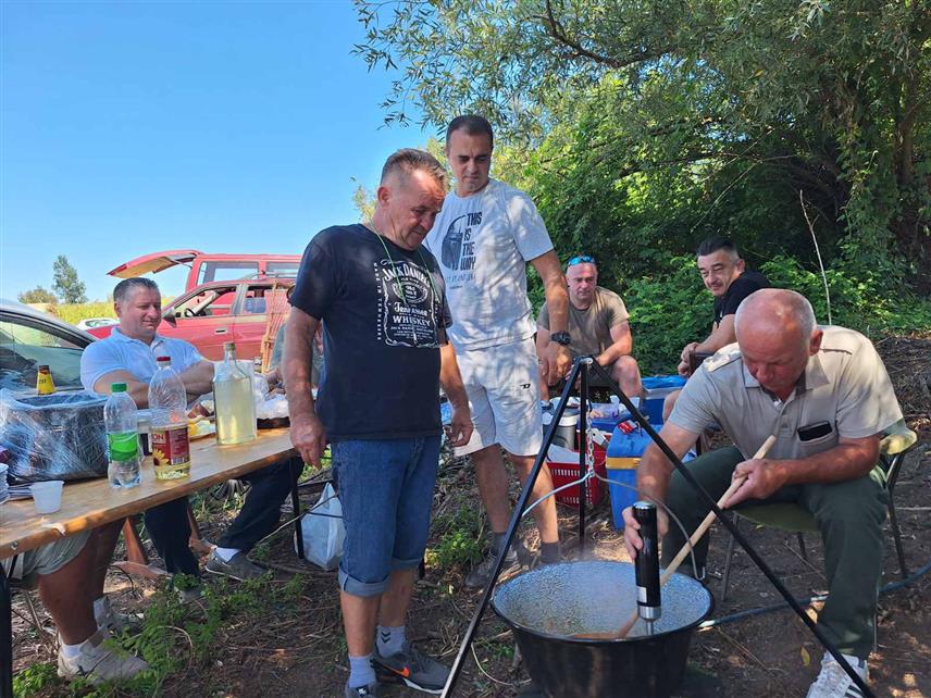 ШАМАЦ, 27. ЈУЛА /СРНА/ - Екипа "Бајни соколови" побједник је 14. по реду фишијаде на заштићеном подручју бара Tишина код Шамца, а у фишијади је учествовало 10 екипа из Републике Српске, Србије и Хрватске, које су се такмичиле у прављењу рибљег фиша.