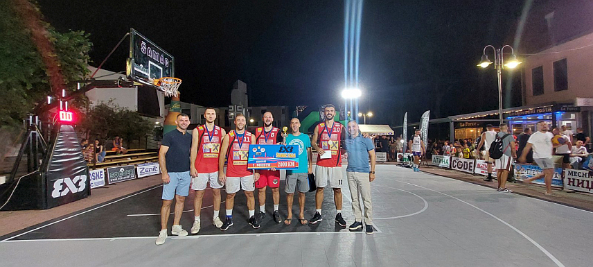 ШАМАЦ, 27. ЈУЛА /СРНА/ - Екипа "Три на три" из Бањалуке побједник је међународног турнира у уличној кошарци у сениорској конкуренцији у Шамцу, који је окупио 45 екипа из Републике Српске, БиХ, Хрватске и Србије, а за најбољег играча проглашен је Вања Самарџић.