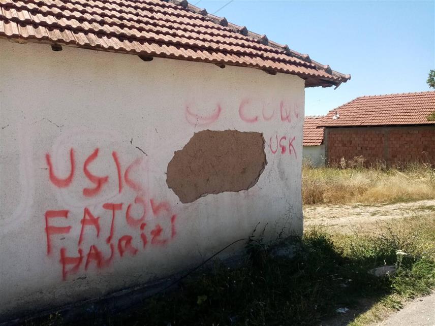 БЕОГРАД, 28. ЈУЛА /СРНА/ - На кући породице Ђурковић у селу Гојбуља код Вучитрна протекле ноћи су исписани графити "УЧК" /ОВК/ и име злочинца и терористе Фатона Хајризија, који је недавно хладнокрвно убио српског полицајца Николу Крсмановића.