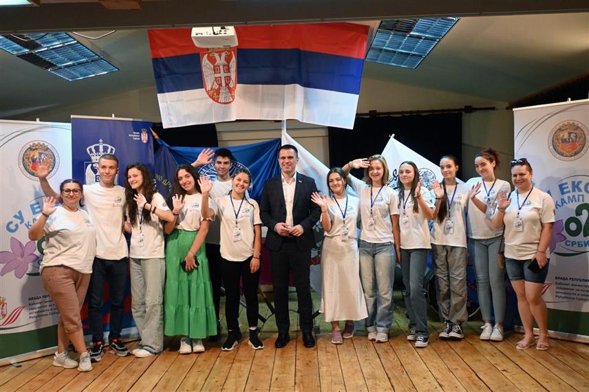 СУБОТИЦА, 28. ЈУЛА /СРНА/ - Министар без портфеља у Влади Србије задужен за односе са с дијаспором Ђорђе Милићевић отворио је данас у Ђаком дому у Суботици еколошко-образовни камп на којем учествује 103 дјеце српског поријекла из дијаспоре.