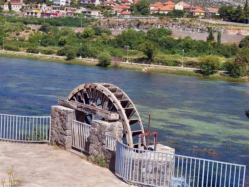 ТРЕБИЊЕ, 28. ЈУЛА /СРНА/ - Долапи или кола на Tребишњици представљала су јединствени систем натапања ораница, по народном предању, Мујага Хаџиасановић је донио овај изум са путовања на хаџ у Мисир, а данас су кола дио културно-историјског насљеђа источне Херцеговине и својеврсна туристичка атракција Tребиња.