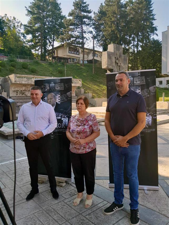 МРКОЊИЋ ГРАД, 28. ЈУЛА /СРНА/ - Министар просвјете и културе Републике Српске Жељка Стојичић, начелник општине Мркоњић Град Драган Вођевић и аутор историјско-документарног филма "Свједок" Денис Бојић.