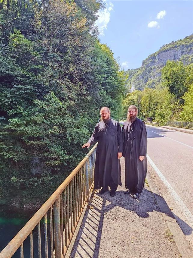 БОСАНСКА КРУПА, 28. ЈУЛА /СРНА/ - Његово преосвештенство епископ бихаћко-петровачки Сергије данас је посјетио стратиште "Црно Језеро" код Босанске Крупе гдје је мученичку смрт 1941. године угледало око 2.000 Срба из Крупе и околине.