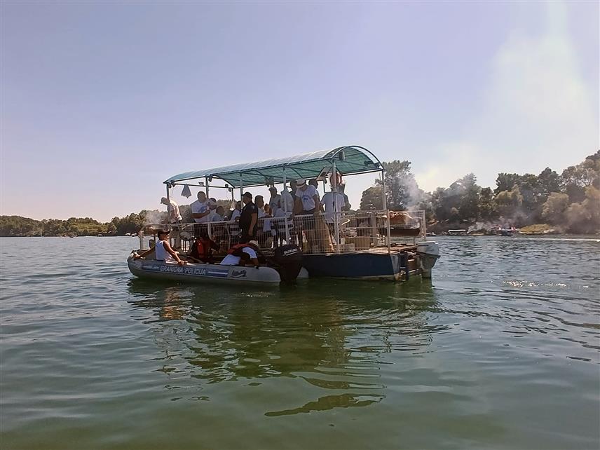 БИЈЕЉИНА, 28. ЈУЛА /СРНА/ - Више од 1.500 учесника Савске регате у Бијељини данас су у 142 пловила прешли стазу од Црњелова до Раче, а током регате прикључивало им се још посада.