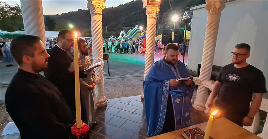 МАГЛАЈ, 28. ЈУЛА /СРНА/ - У Крсном пољу код Маглаја одржан је 19. Завичајни сабор "Крсно поље-Бакотић-Бочиња-Долац" на којем су се окупили српски повратници и расељена лица са тог подручја.