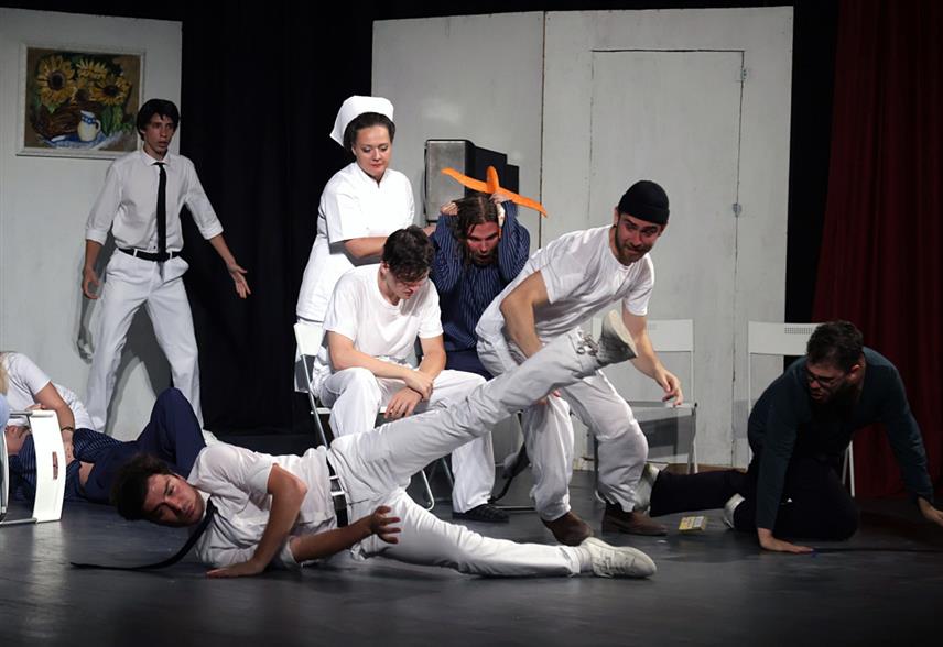 ТРЕБИЊЕ, 28. ЈУЛА /СРНА/ - Представа "Лет изнад кукавичјег гнезда" Студија глуме "Tеатар 011" из Београда побједник је 67. Фестивала фестивала у Требињу, а уз "Златну маску" за најбољу представу у цјелини по одлуци стручног жирија, припала јој је и награда жирија требињске публике.