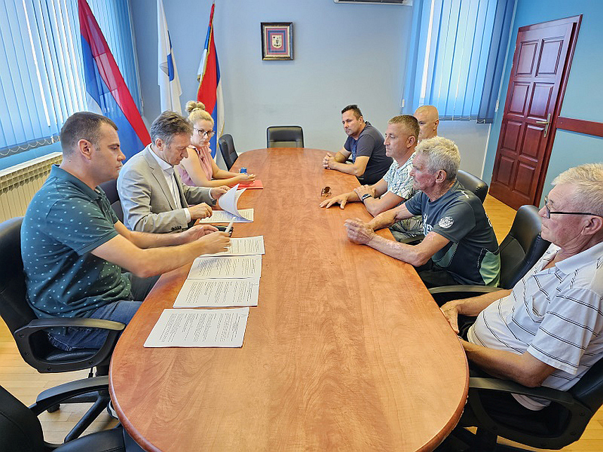 УГЉЕВИК, 29. ЈУЛА /СРНА/ - Начелник општине Угљевик Василије Перић потписао је данас уговоре са пет домаћина из Горње Трнове о финансирању из локалног буџета 70 одсто трошкова асфалтирања приступних путева на пољопривредним газдинствима.