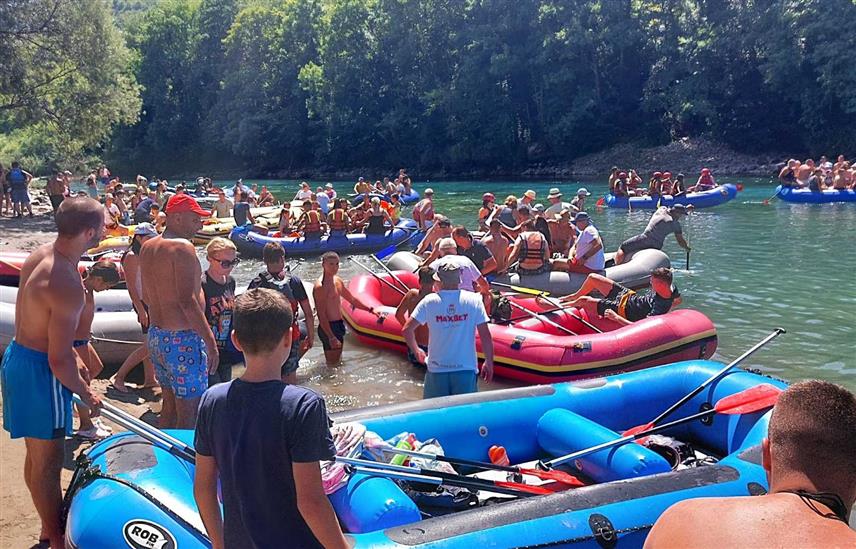 ФОЧА, 29. ЈУЛА /СРНА/ - Више од 50 пловила са бројним љубитељима природе из Фоче и окружења учествовало је у "Дринској авантури" - регати почетним током ове ријеке од Рафтинг центра Бастаси до Фоче, односно до ушћа са Ћехотином.