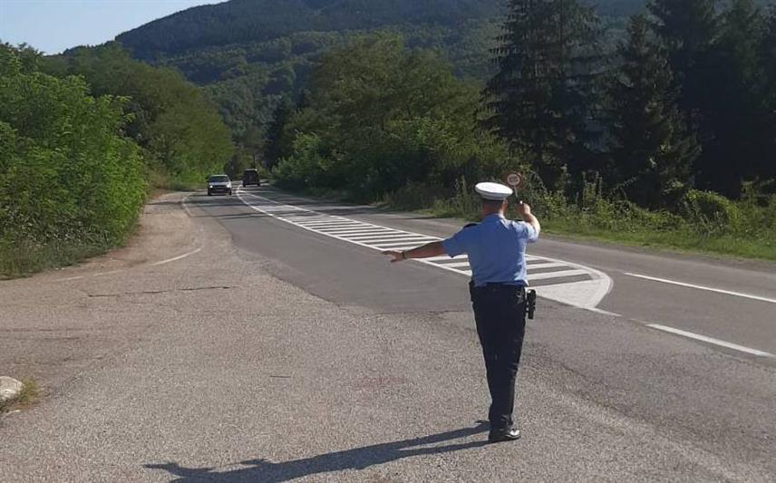 ФОЧА, 29. ЈУЛА /СРНА/ - Заустављање и контрола возила вршени су на магистралном путу Фоча-Устиколина у мјесту Паунци, у оквиру кампање "Лако је брзину смањити" у којој су симболично дијељене мирисне јелкице, и то црвене возачима који су прекорачили брзину кретања, а зелене онима који су возили у складу са прописаним ограничењем.