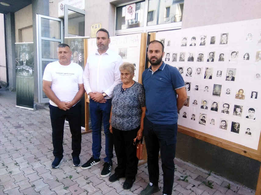 БРАТУНАЦ, 29. ЈУЛА /СРНА/ - Аутор документарног филма "Свједок" Денис Бојић са Братунчанима, који су свједочили о злочинима над српским народом у Одбрамбено-отаџбинском рату и властитим трагедијама које су доживјели од муслиманских оружаних формација.