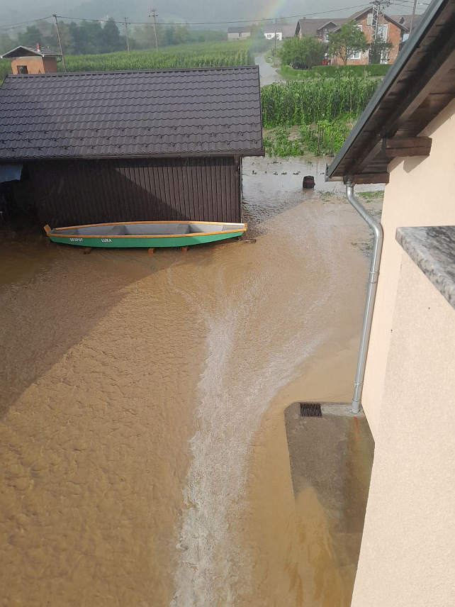 КОСTАЈНИЦА, 2. ЈУЛА /СРНА/ - У Општинској управи у Костајницу за сада нема пријава штете након невремена.