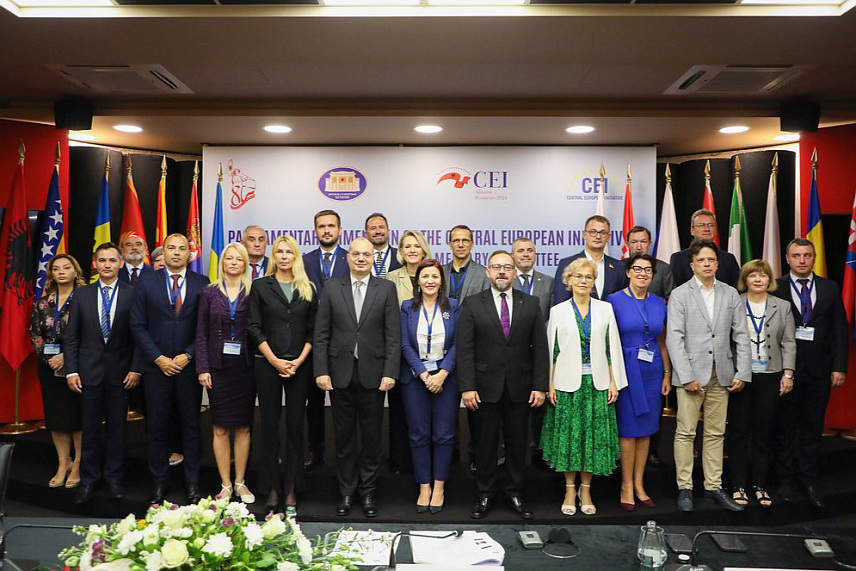 САРАЈЕВО, 2. ЈУЛА /СРНА/ - Замјеник предсједавајућег Делегације парламента БиХ у Парламентарној димензији Централноевропске иницијативе /ПД ЦЕИ/ Предраг Кожул учествовао је у Тирани на састанку Парламентарног комитета ПД ЦЕИ гдје је изнесен заједнички став да су европске интеграције једини пут ка демократским стандардима, очувању европских вриједности и заједничком напретку у миру и стабилности.