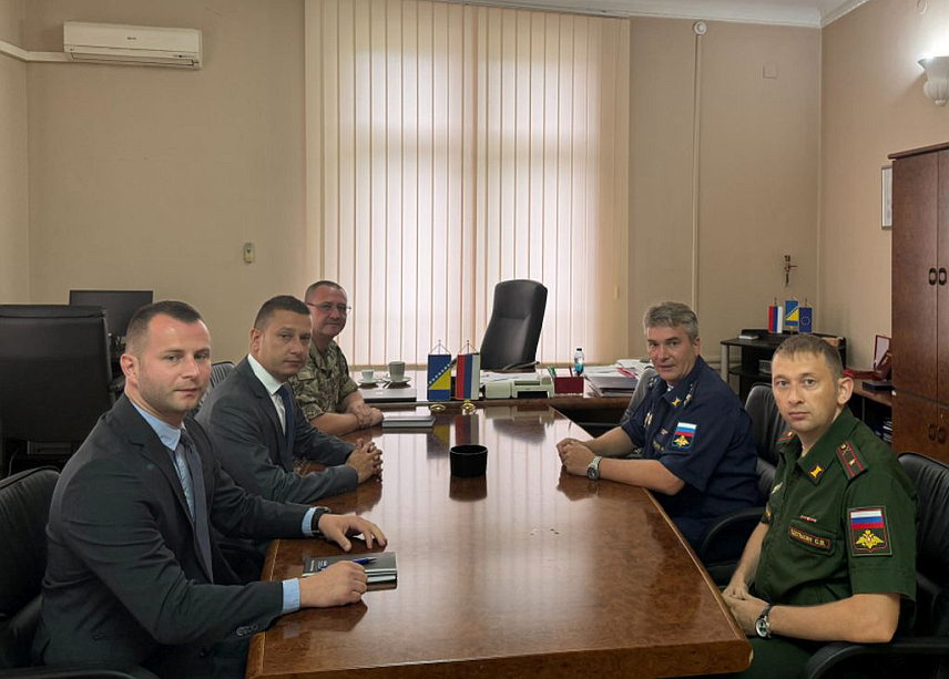 САРАЈЕВО, 2. ЈУЛА /СРНА/ - Замјеник министра одбране у Савјету министара Александар Гогановић састгао се данас са војним аташеом Руске Федерације у БиХ Иљом Скребневом.