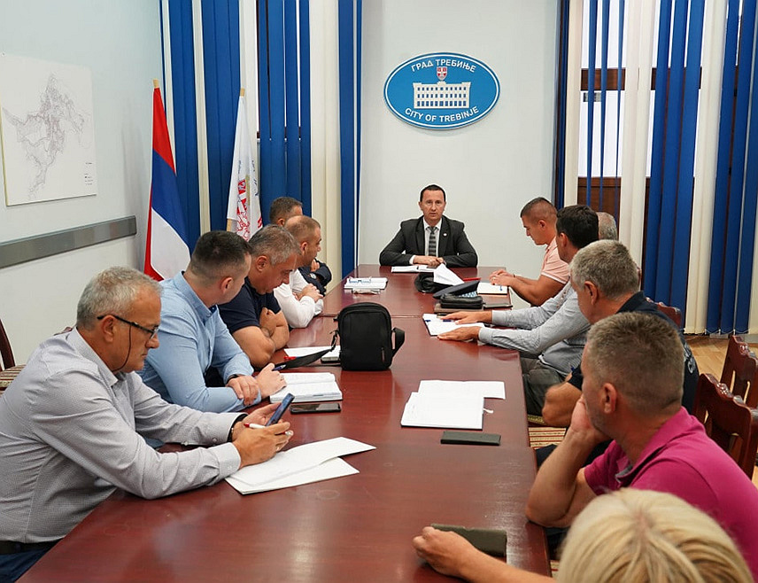 TРЕБИЊЕ, 2. ЈУЛА /СРНА/ - Градоначелник Tребиња Мирко Ћурић рекао је данас на састанку градског Штаба за ванредне ситуације да у јутрошњем невремену у Tребињу нико није био угрожен, али да је до сада примљено око 30 пријава које се односе на штете на стамбеним објектима и аутомобилима у Tребињу.