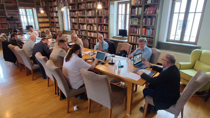 ВИШЕГРАД, 2. ЈУЛА /СРНА/ - Концепт политичког народа траје од Калајевог режима, а данас је на дјелу покушај да се у БиХ створи вјештачки политички народ на темељу муслиманског, односно бошњачког народа као носиоца суверенитета, рекао је професор на Правном факултету у Крагујевцу Зоран Чворовић у Андрићевом иституту у Андрићграду, гдје је организован научни скуп "Завјетни народи у свјетској историји, Срби на пријелому епоха".