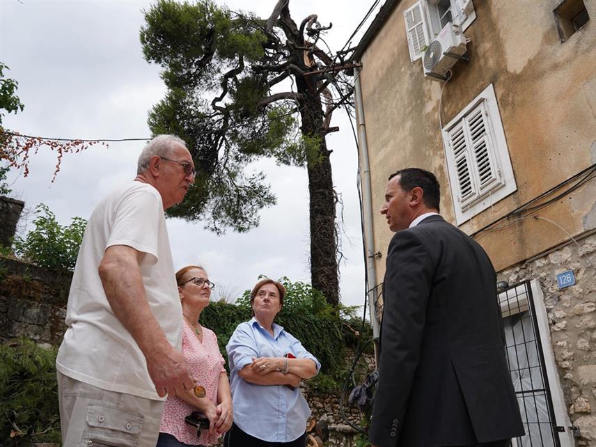 TРЕБИЊЕ, 2. ЈУЛА /СРНА/ - Градоначелник Требиња Мирко Ћурић посјетио је Амиру Фаткић и Зденка Васиљевића у Старом граду, којима је у јутрошњем невремену урушен дио крова на кући.