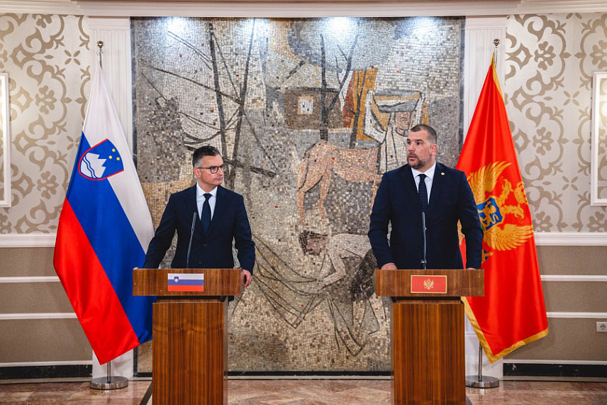 ПОДГОРИЦА, 2. ЈУЛА /СРНА/ - Министри одбране Црне Горе и Словеније Драган Краповић и Марјан Шарец на конференцији за новинаре.