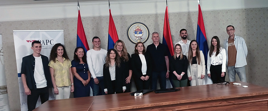 ИСТОЧНО САРАЈЕВО, 2. ЈУЛА /СРНА/ - У Источном Сарајеву данас су уручене награде за најбоље пословне идеје у оквиру Акцелератор програма реализованог у овом граду у организацији Развојне агенције Републике Српске, а побједнички тим чине Благоје Марковић и Марко Стевановић чија се пословна идеја под називом "Метал МБ" односи на производњу клуб и трпезаријских столова.