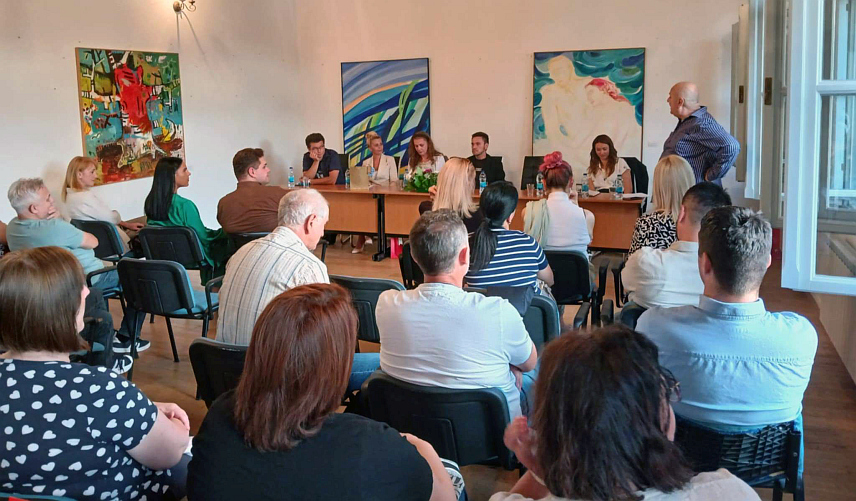 НОВИ ГРАД, 2. ЈУЛА /СРНА/ - У Вијећници у Новом Граду вечерас је одржана централна манифестација у оквиру 14. Пјесничких сусрета Поткозарја, а овогодишњи учесници су Жељко Галоња, Неда Гаврић, Милан Ракуљ, Александра Чворовић, Срећко Марчета и Ирена Станковић.