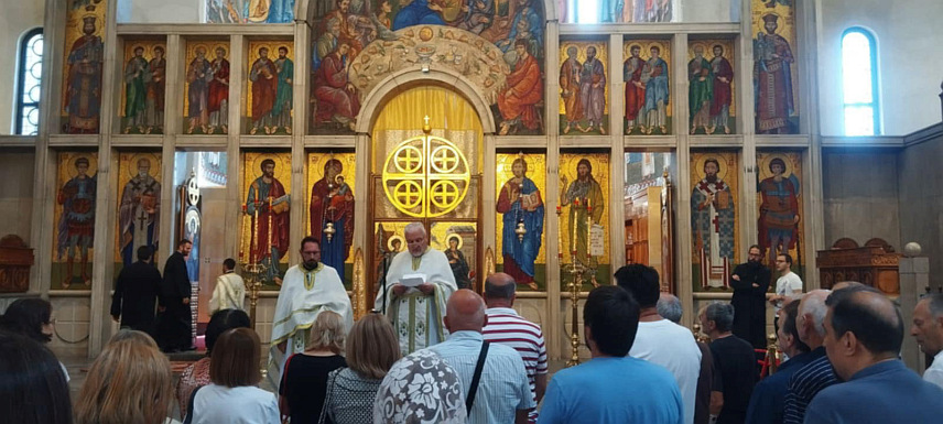 ЛИВНО, 30. ЈУЛА /СРНА/ - У Капели Свете великомученице Марине у Ливну и у Храму Светог Марка у Београду служена је литургија поводом прослављања Светих свештеномученика и новомученика ливањских, у сјећање на страдање ливањских Срба под влашћу НДХ 1941. године, као и ексхумацију и сахрану њихових моштију 1991. године.