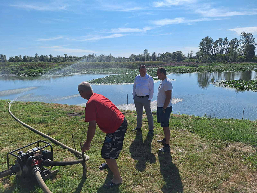 ШАМАЦ, 30. ЈУЛА /СРНА/ - У заштићену бару Тишина код Шамца усљед високе температуре почело је довођење свјеже воде ради спречавања помора рибе због недостатка кисеоника, а уведена су и дежурства.