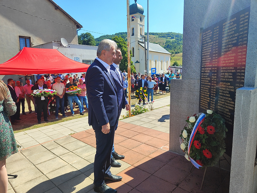 ТРНОВО, 30. ЈУЛА /СРНА/ - Литургијом у Храму Светог Георгија, парастосом и полагањем вијенаца код централног споменика у Трнову, данас је обиљежен Дан сјећања на страдање српског становништва ове општине.