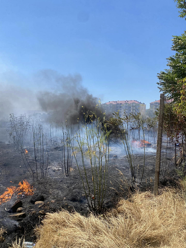 МОСTАР, 30. ЈУЛА /СРНА/ - На подручју Мостара гори више пожара који угрожавају привредне објекте и куће, а на терену су све расположиве снаге.