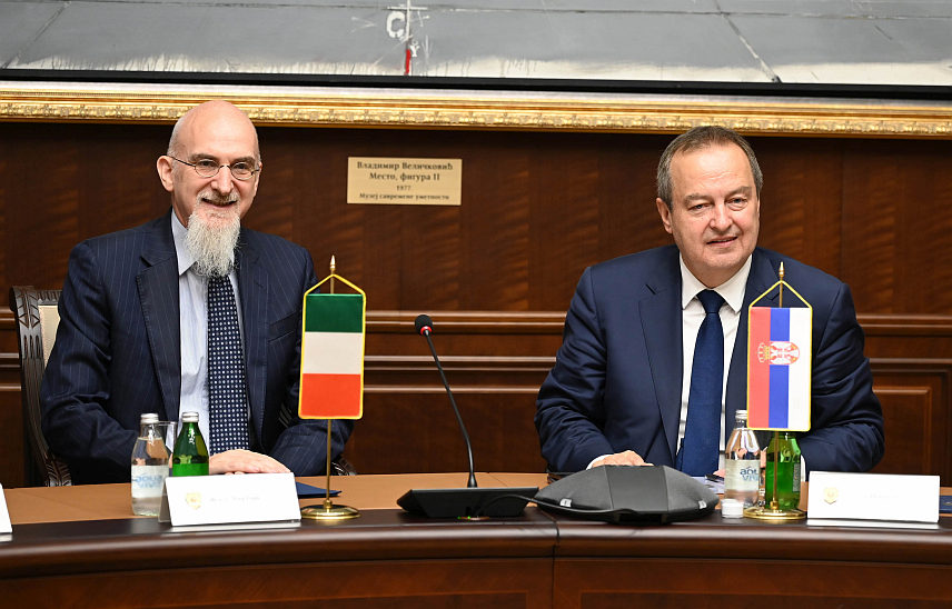 БЕОГРАД, 30.ЈУЛА /СРНА/ - Министар унутрашњих послова Србије Ивица Дачић разговарао је данас са италијанским амбасадором у Београду Луком Горијем.