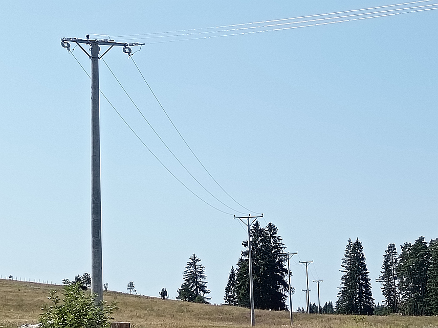 ХАН ПИЈЕСАК, 30. ЈУЛА /СРНА/ - Новоизграђени далековод којим се обезбјеђује резервно снабдијевање електричном енергијом потрошача на Хан Пијеску, а вриједност овог пројекта је око 110.000 КМ.