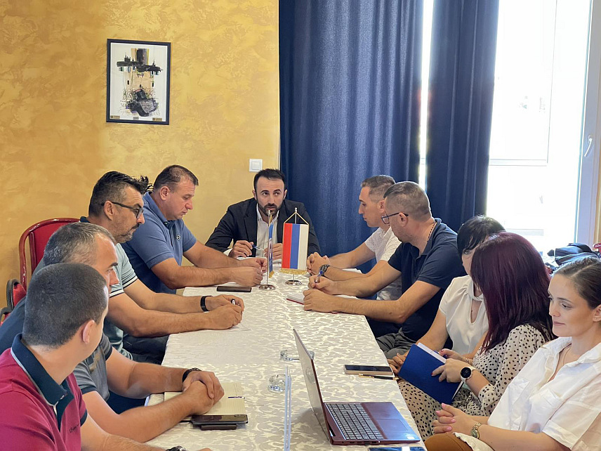 БИЈЕЉИНА, 30. ЈУЛА /СРНА/ - Реионални мониторинг тим за борбу против трговине људима о тренутном стању у овој области, као и планираним активностима одран је данас у Бијељини у организацији Министарства унутрашњих послова /МУП/ Републике Српске .