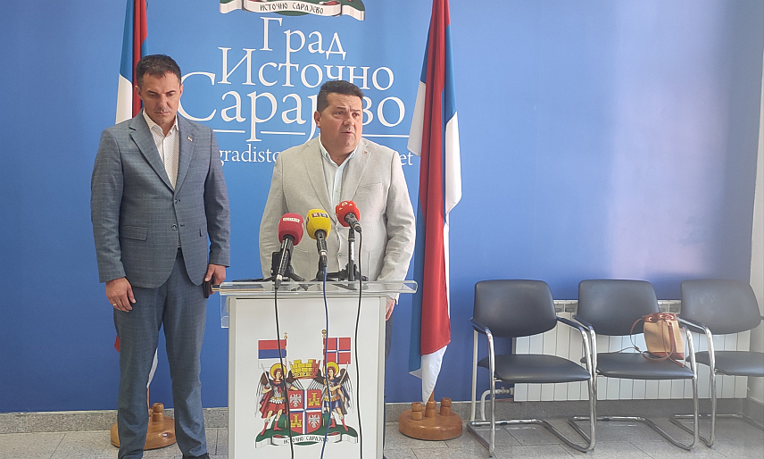 ИСТОЧНО САРАЈЕВО, 30. ЈУЛА /СРНА/ - Предсједник Народне скупштине Републике Српске Ненад Стевандић и предсједник Скупштине града Источно Сарајево Бранко Короман на конференцији за новинаре данас у Источном Сарајеву прије јавне расправе о Нацрту закона о допуни Закона о употреби заставе, грба и химне Републике Српске.