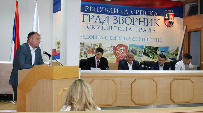 ЗВОРНИК, 30. ЈУЛА /СРНА/ - Градоначелник Зворника Бојан Ивановић у обраћању одборницима на сједници Скупштине града.
