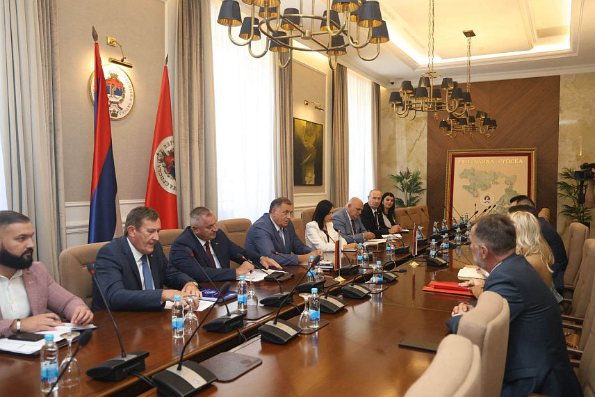 БАЊАЛУКА, 30. ЈУЛА /СРНА/ - Предсједник Републике Српске Милорад Додик и предсједник Владе Радован Вишковић разговарали су данас са министарком привреде Србије Адријаном Месаровић./Фото- Борислав Здриња/