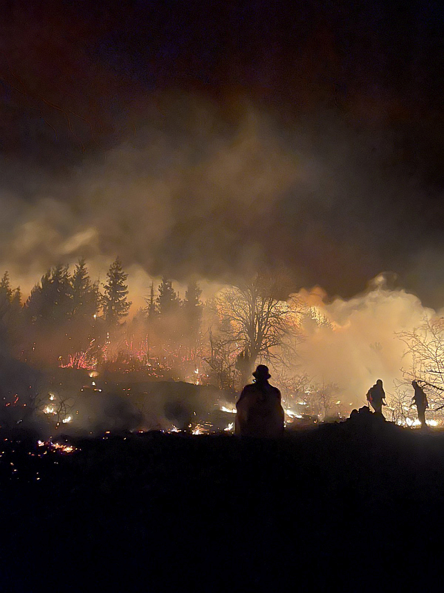 СОКОЛАЦ, 30. ЈУЛА /СРНА/ - Припадници Ватрогасног одјељења Соколац интервенисали су на гашењу пожара на три локације, а једно лице је повријеђено при гашењу.
