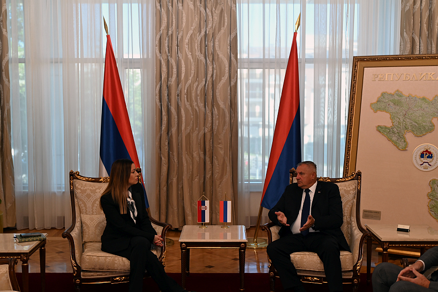 БАЊАЛУКА, 31. ЈУЛА /СРНА/ - Пресједник Владе Републике Српске Радован Вишковић и министар привреде Србије Адријана Месаровић договорили су данас у Бањалуци да се крене са припремама на организацији заједничког јесењег сајма у области прехрамбене индустрије.