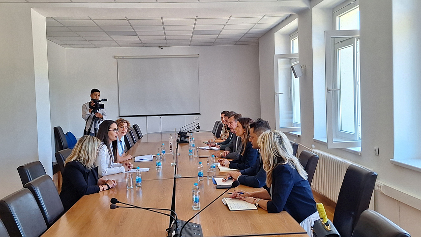 ДРВАР, 31. ЈУЛА /СРНА/ - Министар привреде и предузетништва Републике Српске Војин Митровић и министар привреде Србије Адријана Месаровић, састанком са начелником дрварске општине Душицом Рунић, започели су посјету Дрвару.