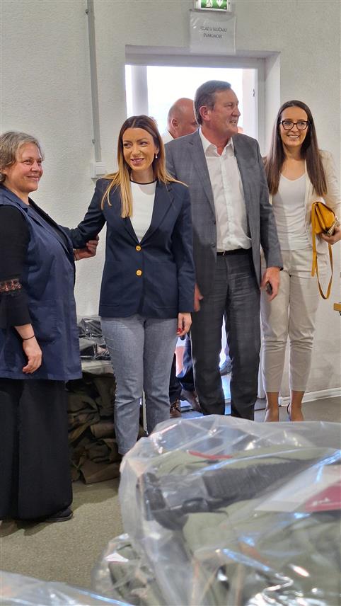 ДРВАР, 31. ЈУЛА /СРНА/ - Министар привреде и предузетништва Републике Српске Војин Митровић, министар привреде Србије Адријана Месаровић и начелник дрварске општине стигли су у посјети производном погону компаније "Јумко" у Дрвару.
