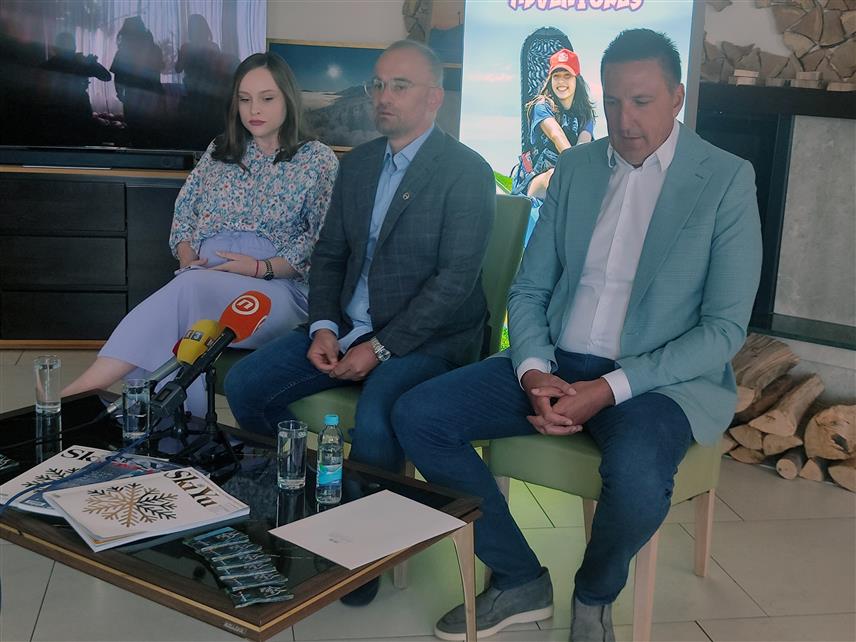 ЈАХОРИНА, 31. ЈУЛА /СРНА/ - Директор Олимпијског центра "Јахорина" Дејан Љевнаић, предсједник Надзорног одбора Олимпијског центра "Јахорина" Недељко Елек и досадашњи новинар ТВ "Уна" Бојана Маловић на конференцији за новинаре данас на Јахорини.	
