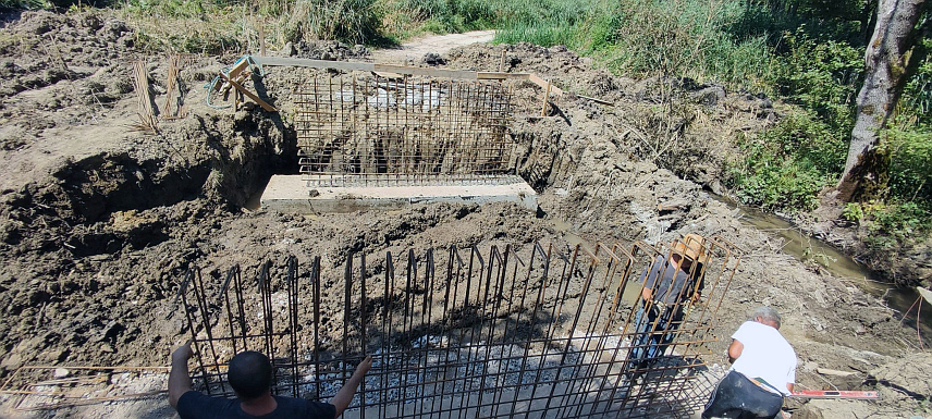 НОВИ ГРАД, 31. ЈУЛА /СРНА/ - Начелник општине Нови Град Мирослав Дрљача рекао је Срни да су у овој локалној заједници у току радови на два плочаста пропуста,те да је завршено асфалтирање дионица два пута у мјесним заједницама Доњи Агићи и Масловаре за шта је из општинског буџета издвојено око 70.000 КМ.	

