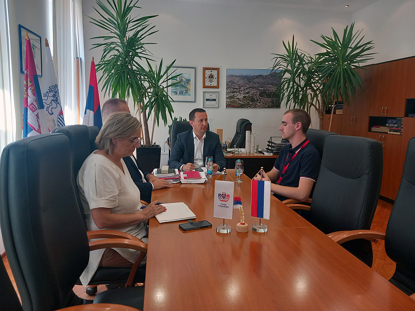 ТРЕБИЊЕ, 31. ЈУЛА /СРНА/ - Градоначелник Tребиња Мирко Ћурић уприличио је данас пријем за младог математичара Вука Јанковића који је недавно на Међународној математичкој олимпијади у Енглеској освојио златну медаљу.