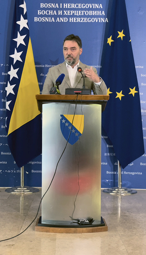САРАЈЕВО, 31. ЈУЛА /СРНА/ - Замјеник предсједавајуће Савјета министара Сташа Кошарац на конференцији за новинаре данас у Сарајеву.