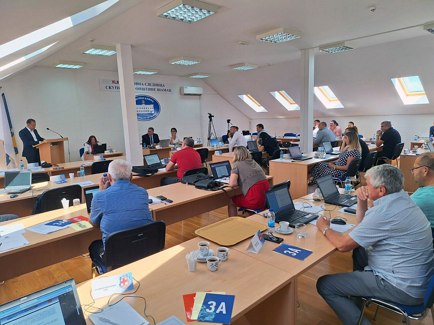 ШАМАЦ, 31. ЈУЛА /СРНА/ - Скупштина општине Шамац усвојила је данас Нацрт ребаланса буџета за ову годину у износу од 15.928.000 КМ, који је за 6,3 одсто већи од усвојеног буџета.

