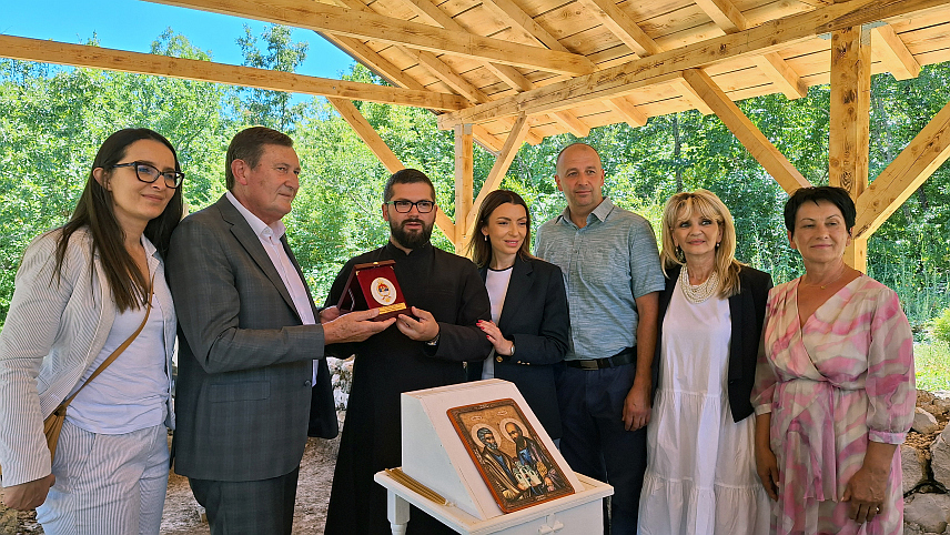 ДРВАР, 31. ЈУЛА /СРНА/ - Министар привреде и предузетништва Републике Српске Војин Митровић и министар привреде Србије Адријана Месаровић обишли су данас у Награђу темеље богомоље за коју се претпоставља да је најстарија у БиХ и обећали помоћ овом малом, али значајном селу код Дрвара.

