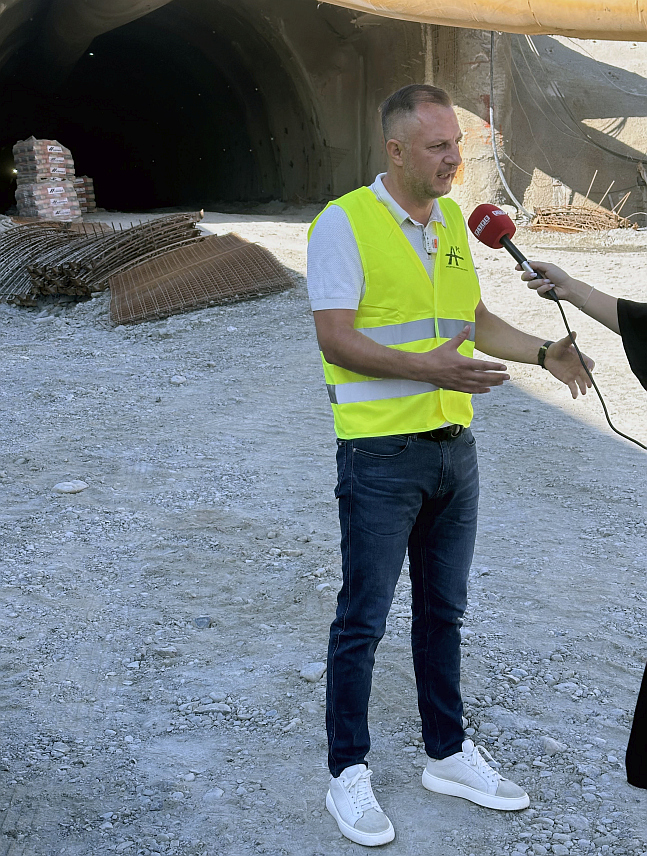 ДОБОЈ, 31. ЈУЛА /СРНА/ - Вршилац дужности директора "Аутопутева Републике Српске" Недељко Ћорић обишао је градилиште друге дионице ауто-пута на Коридору "Пет це".