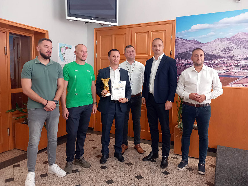 ТРЕБИЊЕ, 31. ЈУЛА /СРНА/ - Састанак градоначелника Мирка Ћурића са аутором промотивног видеа "Tребиње гоус грин" Славенком Вукасовићем, представником Туристичке организације и ресорног градског одјељења.