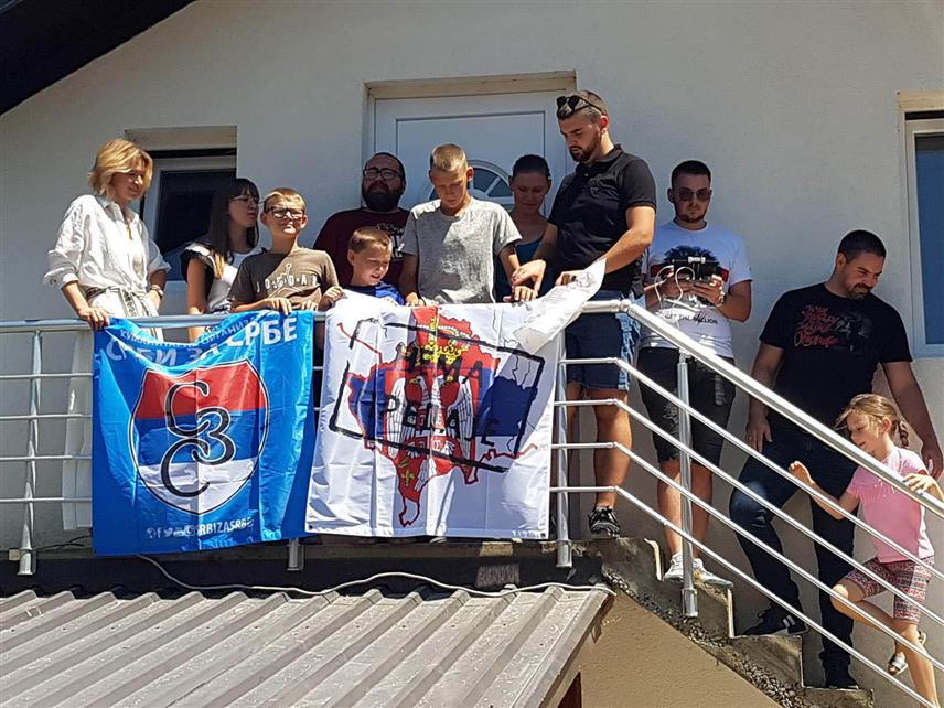 ЛОПАРЕ, 31. ЈУЛА /СРНА/ - Шесточлана породица Јовић из села Јабланица код Лопара уселила је данас у породичну кућу чије је спрат адаптиран уз помоћ Хуманитарне организације "Срби за Србе", која је за ту намјену прикупила 42.141 КМ донација.