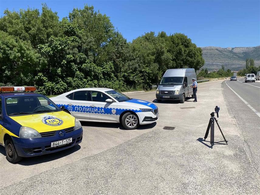 TРЕБИЊЕ, 31. ЈУЛА /СРНА/ - Припадници Полицијске станице за безбједност саобраћаја Требиње су са припадницима Ауто-мото друштва у Требињу реализовали превентивну кампању "Лако је брзину смањити" и контролисали брзину кретања возила.
