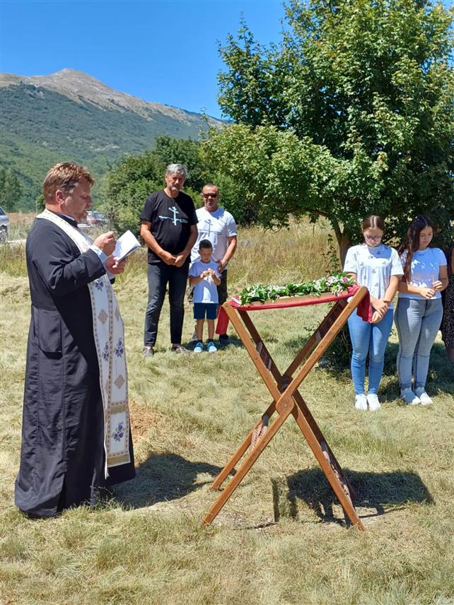 ЛИВНО, 31. ЈУЛА /СРНА/ - Код спомен-крста у Чапразлијама, на мјесту гдје почивају мошти Ливањских новомученика из овог села, данас је служен помен поводом сјећања на усташки злочин над Србима из Ливањског поља 1941. године.