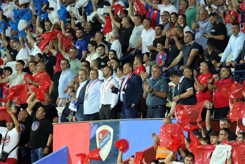 БАЊАЛУКА, 31. ЈУЛА /СРНА/ - Предсједник Републике Српске Милорад Додик бодрио је вечерас фудбалере `Борца` у друштву премијера Српске Радована Вишковића и предсједника Фудалског савеза Републике Српске и Фудбалског савеза БиХ Вице Зељковића./Фото - Борислав Здриња/