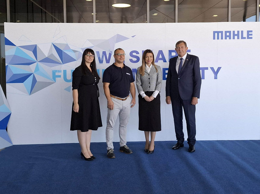 ЛАКТАШИ, 31. ЈУЛА /СРНА/ - Министар привреде и предузетништва Републике Српске Војин Митровић је заједно са министром привреде Србије Адријаном Месаровић и генералним конзулом у Републици Српској Милошем Вујићем посјетио компанију "Мале електрик драјвс Босниа" /Маhle Electric Drives Bosnia/ Лакташи.